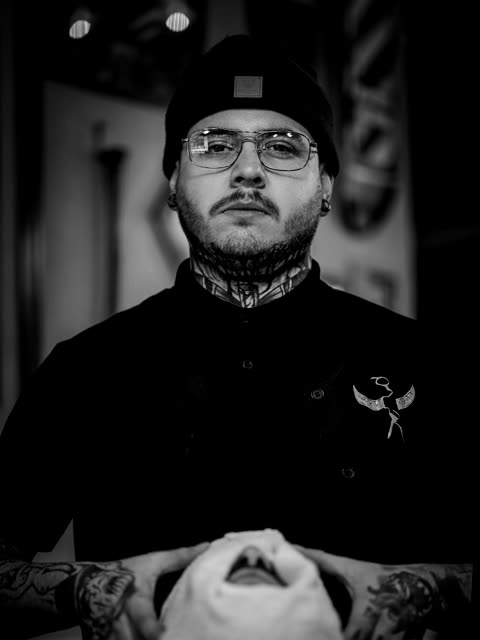 Портрет мастера Стаса: барбер в шапке и очках у кресла